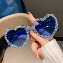 这款心形无框眼镜镶嵌闪耀钻石，时尚独特，色彩缤纷，是婚礼、化装舞会、情人节派对和其他特殊场合的理想之选。这款复古风格的镶钻心形眼镜采用透明糖果色材质制成。 - 紅色 - 查看 7