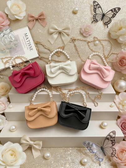 Denna söta handväska/axelväska med rosett i PU är en avslappnad och snygg liten enfärgad väska. Pärlemorhandtaget uppfyller grundläggande förvaringsbehov. Finns i flera färger, är den utsökt och mångsidig och matchar alla stilar. Lämplig för dagliga resor, shopping och fotografering, den är lämplig för alla årstider och är en utmärkt present till tonåringar.