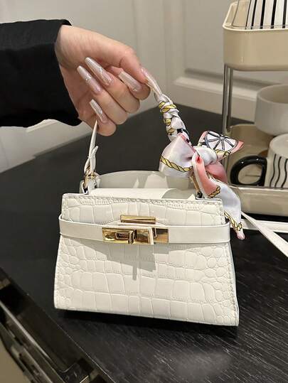 A Niche And Exquisite New Style Fashionable Small Crossbody Bag For Women, Suitable For Daily Commuting And Casual Wear. A Chic And Sophisticated Kelly-Style French-Style Bag With A High-End Touch For A Diagonal Crossbody Carrying Method.