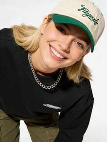 双色米绿色帆布棒球帽，饰有刺绣 Fityeah 字母，复古可调节帽款，适合日常佩戴和街头服饰。