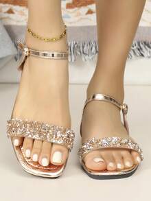 Sandal đế bằng đính đá lấp lánh màu bạc dành cho nữ - Sandal hở mũi có quai điều chỉnh, đế mềm chống trượt với lớp lót PVC chần bông, trang trí pha lê lấp lánh tạo vẻ ngoài quyến rũ, hoàn hảo cho kỳ nghỉ biển, tiệc tùng và trang phục thường ngày. - Vàng - Xem 3