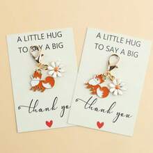 1/2/5个可爱狐狸钥匙扣，饰以迷人的雏菊，动物与花卉的完美结合，附赠感谢卡，是表达感激之情的理想礼物，也可作为包包挂饰，非常适合周年纪念日、生日、派对等场合。