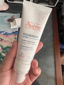 Avene Kem dưỡng ẩm Tolerance Extreme Hydrating Fluid / Hydra Lotion, 40ml (dung tích lớn), 5ml (dung tích du lịch), kem dưỡng ẩm da mặt tối giản với 9 thành phần thân thiện với da, phù hợp cho da thường đến da hỗn hợp nhạy cảm, cung cấp độ ẩm lâu dài và làm dịu cảm giác nóng rát, kết cấu không nhờn rít, thấm nhanh, đã được kiểm nghiệm da liễu tại Pháp, sản phẩm chăm sóc da thiết yếu đầy phong cách để làm dịu và dưỡng ẩm hàng ngày. - Sữa dưỡng ẩm làm dịu da cao cấp Avene - Xem 5