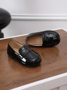 儿童柔软舒适乐福鞋，黑色百搭软底亮面真皮乐福鞋，男女童皆宜，简约一脚蹬正装鞋，适合上学、演出、典礼等场合，春、夏、秋季皆可穿着。 - 黑色 - 查看 4