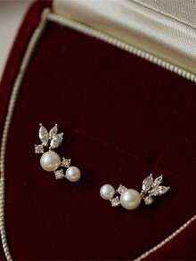 一对青少年时尚立方氧化锆和仿珍珠耳钉，适合女孩日常佩戴、派对首饰或生日礼物 - 金黃色 - 查看 4