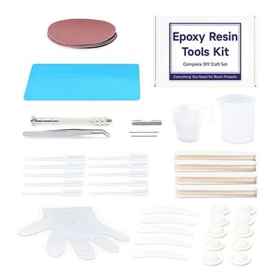 65件套树脂入门工具套装，包含全面的环氧树脂耗材，例如硅胶垫、树脂钻头、砂纸、用于树脂浇注的硅胶混合杯等，适用于DIY工艺品和艺术项目，以及艺术创作。