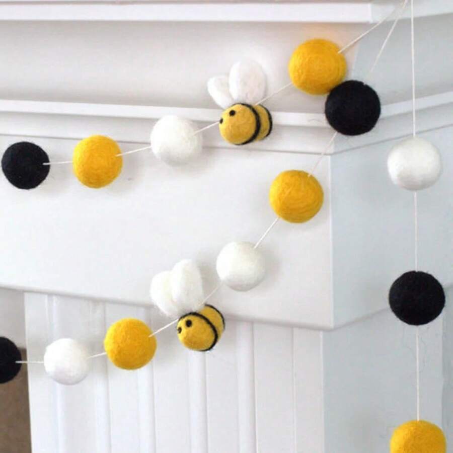 1件蜜蜂主题毛绒球横幅，大黄蜂花环绒球装饰，春季壁炉架横幅，柔软悬挂式毛毡球串横幅，蜜蜂主题装饰，适用于春夏派对、农舍家居墙壁壁炉窗户卧室客厅照片背景节日装饰