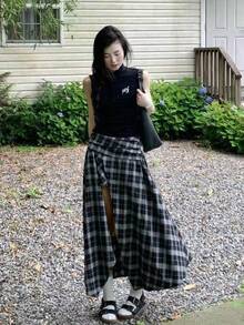 New For Spring/Summer 2026: Korean-Style Elegant A-Line Long Skirt In A Lightweight Black And White Check Pattern With An Asymmetrical Design And Slit. Features A Small Logo Accent. Comfortable And Casual, This Skirt Is Perfect For Summer Garden Walks, Coffee Dates, And Everyday Outings. Flexible And Durable, It's Easy To Coordinate With Any Outfit. A Popular New Addition To Any Women's Fashion Collection. - 黑色 - 查看 1