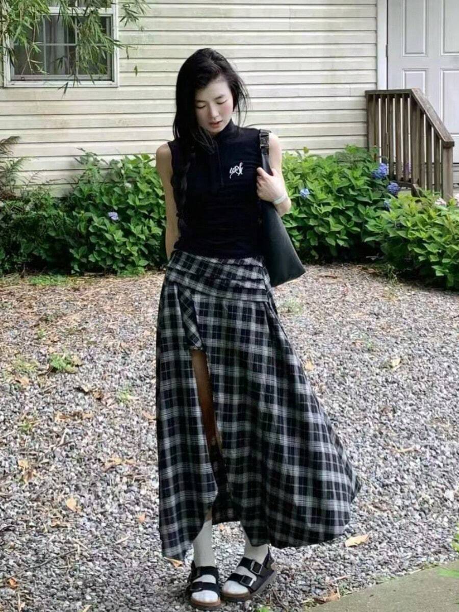 New For Spring/Summer 2026: Korean-Style Elegant A-Line Long Skirt In A Lightweight Black And White Check Pattern With An Asymmetrical Design And Slit. Features A Small Logo Accent. Comfortable And Casual, This Skirt Is Perfect For Summer Garden Walks, Coffee Dates, And Everyday Outings. Flexible And Durable, It's Easy To Coordinate With Any Outfit. A Popular New Addition To Any Women's Fashion Collection. - 黑色 - 查看 1