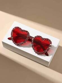 这款心形无框眼镜镶嵌闪耀钻石，时尚独特，色彩缤纷，是婚礼、化装舞会、情人节派对和其他特殊场合的理想之选。这款复古风格的镶钻心形眼镜采用透明糖果色材质制成。 - 紅色 - 查看 3