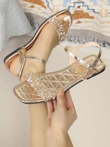 Sandal đế bằng đính đá lấp lánh màu bạc dành cho nữ - Sandal hở mũi có quai điều chỉnh, đế mềm chống trượt với lớp lót PVC chần bông, trang trí pha lê lấp lánh tạo vẻ ngoài quyến rũ, hoàn hảo cho kỳ nghỉ biển, tiệc tùng và trang phục thường ngày. - Vàng - Xem 1