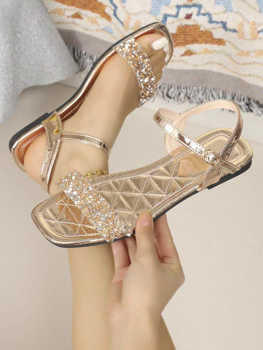 Sandal đế bằng đính đá lấp lánh màu bạc dành cho nữ - Sandal hở mũi có quai điều chỉnh, đế mềm chống trượt với lớp lót PVC chần bông, trang trí pha lê lấp lánh tạo vẻ ngoài quyến rũ, hoàn hảo cho kỳ nghỉ biển, tiệc tùng và trang phục thường ngày. - Vàng - Xem 1