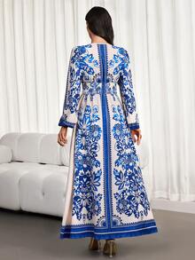 这款全新优雅女士连衣裙采用蓝白条纹印花设计，V领和泡泡长袖，并饰以精致的中东风情细节，尽显优雅气质。连衣裙饰有精美的提花印花，是日常穿着、派对和正式场合的理想之选。