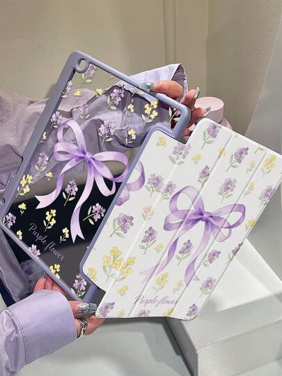 一款可爱的卡通动漫紫色蝴蝶结花朵字母图案双面彩色亚克力透明水晶后盖，防震，适用于iPad 7、8、10代（10.2英寸），内置笔槽，支持睡眠/唤醒功能，是理想的圣诞节和新年礼物。