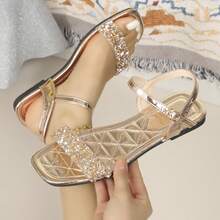 Sandal đế bằng đính đá lấp lánh màu bạc dành cho nữ - Sandal hở mũi có quai điều chỉnh, đế mềm chống trượt với lớp lót PVC chần bông, trang trí pha lê lấp lánh tạo vẻ ngoài quyến rũ, hoàn hảo cho kỳ nghỉ biển, tiệc tùng và trang phục thường ngày. - Vàng - Xem 14