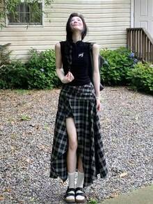 New For Spring/Summer 2026: Korean-Style Elegant A-Line Long Skirt In A Lightweight Black And White Check Pattern With An Asymmetrical Design And Slit. Features A Small Logo Accent. Comfortable And Casual, This Skirt Is Perfect For Summer Garden Walks, Coffee Dates, And Everyday Outings. Flexible And Durable, It's Easy To Coordinate With Any Outfit. A Popular New Addition To Any Women's Fashion Collection. - 黑色 - 查看 2