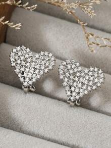 一对浪漫的心形微镶耳环，精致优雅，适合女性日常佩戴和约会，也可作为礼物送给朋友或情侣。