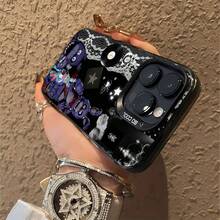 Collage de conejos espeluznantes con música y estética oscura. Esta elegante funda es compatible con iPhone 17, 16, 15, 14 Pro Max, 13, 12, 11, XR y XS Plus. Fabricada en TPU flexible, resistente a golpes y arañazos, ofrece una excelente protección contra caídas y un agarre cómodo. Es un regalo ideal para familiares, amigos y seres queridos, y una opción perfecta para festivales. - Negro - Ver 6