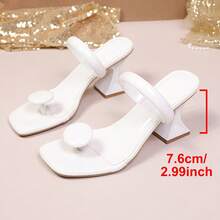Giày sandal cao gót 2026 với quai màu nude bóng và khóa tròn, gót vuông, có các màu đen, trắng, đỏ, xanh lá cây, vàng, đen & đỏ. Thích hợp cho Ngày Valentine, Halloween, mùa tốt nghiệp, hẹn hò, đi dạo thường ngày, đi làm, dự tiệc. Phong cách tối giản, thời trang, màu trơn, phá cách. - trắng - Xem 9