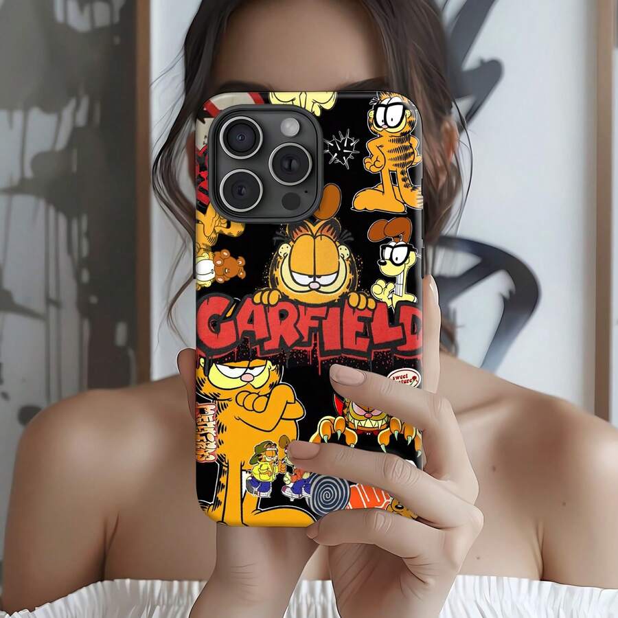 Collage de con varias poses y estilos sobre fondo negro. Esta elegante funda es compatible con iPhone 17, 16, 15, 14 Pro Max, 13, 12, 11, XR y XS Plus. Fabricada en TPU flexible, resistente a golpes y arañazos, ofrece una excelente protección contra caídas y un agarre cómodo. Es un regalo ideal para familiares, amigos y seres queridos, y una opción perfecta para festivales. - Blanco - Ver 1