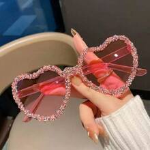 这款心形无框眼镜镶嵌闪耀钻石，时尚独特，色彩缤纷，是婚礼、化装舞会、情人节派对和其他特殊场合的理想之选。这款复古风格的镶钻心形眼镜采用透明糖果色材质制成。 - 紅色 - 查看 9