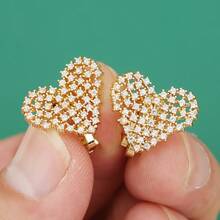 一对浪漫的心形微镶耳环，精致优雅，适合女性日常佩戴和约会，也可作为礼物送给朋友或情侣。