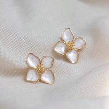 Mother-Of-Pearl Flower Earrings With Gold Plating, An Elegant Women's Accessory. - trắng - Xem 4