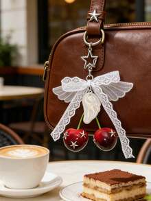 Y2K哥特蕾丝蝴蝶结樱桃包包挂饰钥匙扣，用途广泛，可用作包包配饰、钥匙扣装饰，以及时尚的Y2K/哥特风包包点缀。可爱的星星珍珠翅膀设计，非常适合装饰手提包、斜挎包、背包，适合Y2K时尚爱好者、女性、女孩，也是送礼佳品，适合日常、音乐节、休闲场合等。 - 彩色 - 查看 8