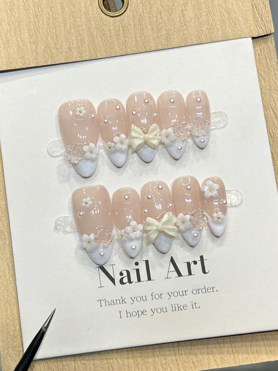 10 unhas postiças artesanais em formato amêndoa, acrílicas, tamanho médio, rosa suave, com francesinha branca, com pingentes de pérolas pequenas, laço de flor simples em 3D, estilo outonal elegante e moderno, perfeitas para o Dia dos Namorados, festas, encontros, praia e viagens tropicais. Ideais para criar unhas postiças DIY, perfeitas para mulheres e meninas como presente. - Rosa - Ver 1