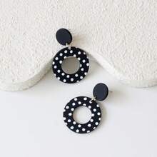 一对经典黑色镂空圆环复古波点亚克力女士吊坠耳环，陶瓷质感，可爱优雅，适合日常、派对、节日、礼品佩戴。 - Y1094 - 查看 3
