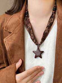 1件美拉德棕色星星吊坠图案真丝围巾项链，女士优雅毛衣链配饰，适合日常佩戴、派对等场合。