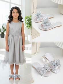 زوج من الصنادل المسطحة للأطفال البنات مزينة بفيونكة من الغليتر الفضي، تصميم سهل الارتداء، برأس مستدير، وبنعل مانع للانزلاق، صنادل شاطئ جميلة مناسبة للأعمار من 3 إلى 15 سنة، للاستخدام اليومي، العطلات، الحفلات، الربيع/الصيف - فضي - مشاهدة 1