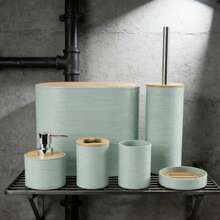 4件/6件套现代简约浴室配件套装，条纹竹盖浴室梳妆台套装，塑料和竹制浴室必备用品，包括皂液器、牙刷架、漱口杯、皂碟、马桶刷、垃圾桶。浴室台面梳妆台套装，浴室必需品，浴室装饰，适合作为乔迁、节日、生日礼物。 - 莫蘭迪綠色 - 查看 2