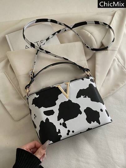 Modern ny mini-flipväska med komönster, elegant och mångsidig V-formad fyrkantig axelväska för kvinnor med dekoration, lämplig för shopping, plånböcker, shopping, unga kvinnor, högskolestudenter, nykomlingar och tjänstemän. De är mycket lämpliga för kontor, universitet, arbete, affärer, pendling, utomhusaktiviteter, resor och utflykter.