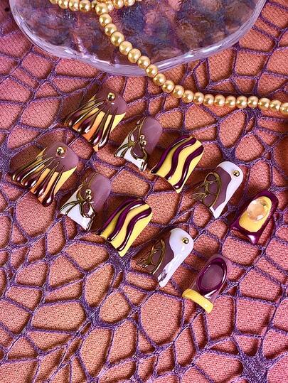 10片装女士鸭嘴形美甲贴片，金色美甲，亚克力美甲套装 - 采用紫色和黄色撞色设计，搭配金色装饰细节，时尚美观。易于佩戴的假指甲，适合日常佩戴、派对和新年假期。为美甲爱好者打造时尚个性的美甲造型。