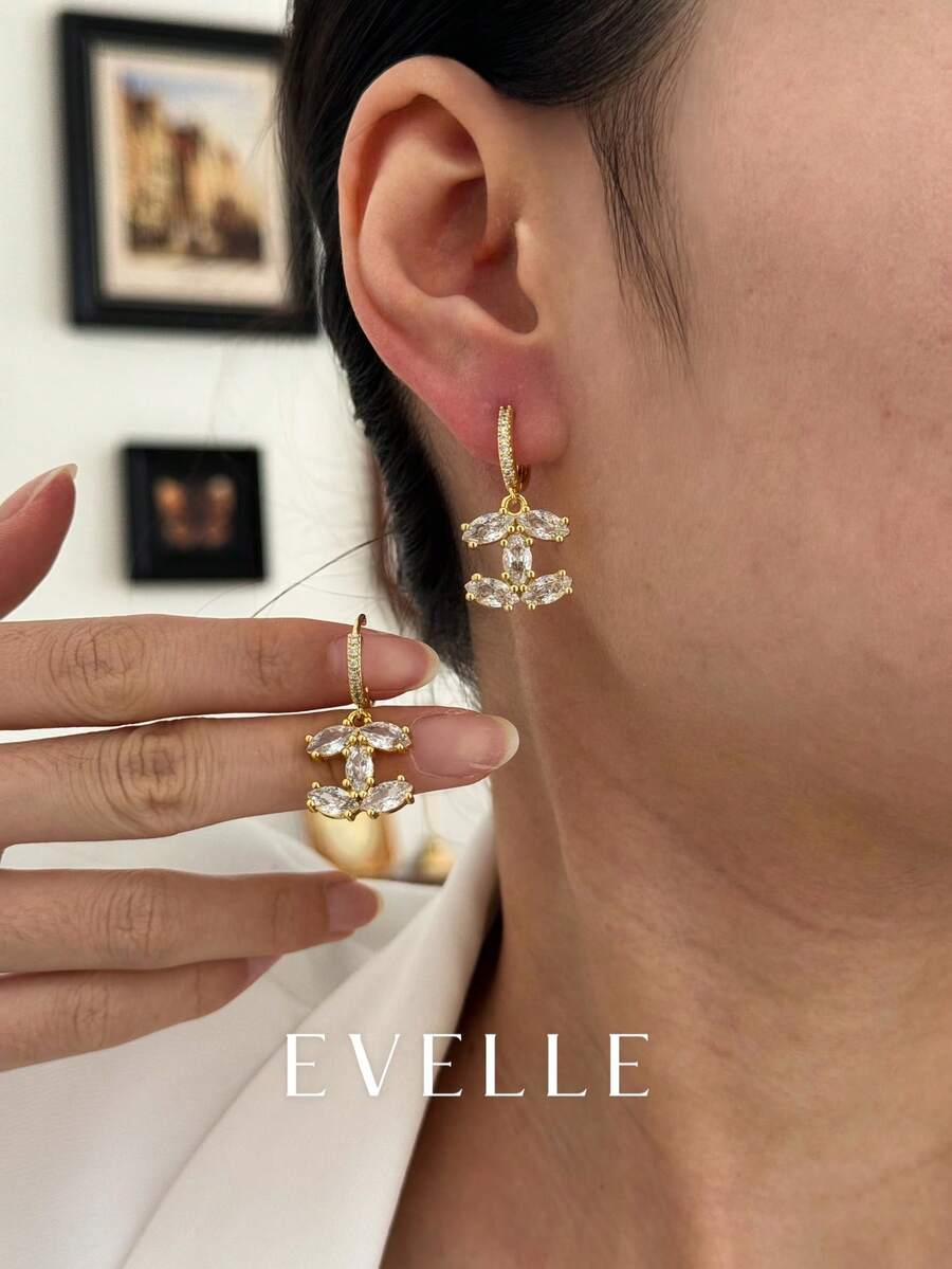 Đôi bông tai bằng đồng mạ vàng 18K, thanh lịch và dễ thương, phù hợp để đeo hàng ngày và trong các buổi tụ họp.