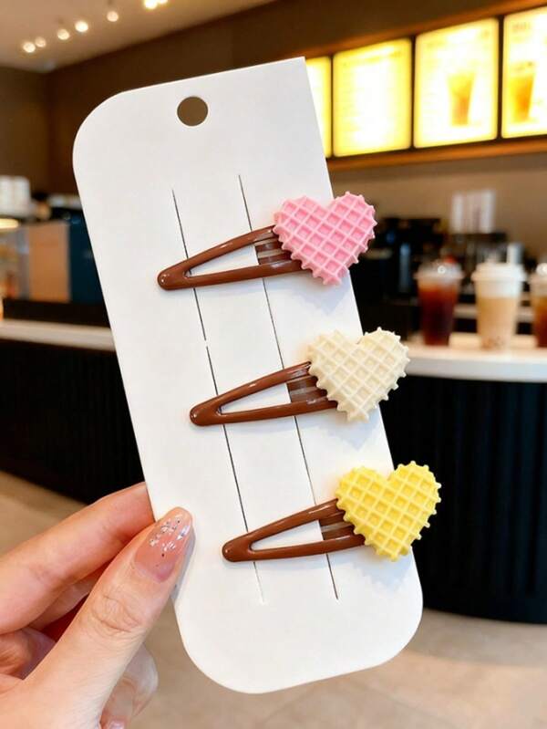 1 Stück/Set süße Cartoon Harz Buchstaben LOVE Herz-förmige Haarspangen, Faux rosa, gelbe, weiße Herz-förmige Keks, Schokolade Waffel Keks Stil Haarspangen, geeignet für Mädchen, Frauen für den täglichen Gebrauch, Festivals, kann als Valentinstag Geschenk, Geburtstagsgeschenk, Geschenk für beste Freundin, Schmuckzubehör verwendet werden.