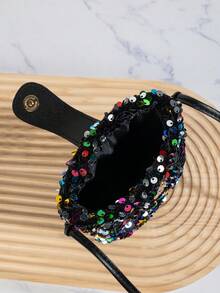 这款新款亮片手机包简约时尚，是理想的夏季零钱包。它可单肩背或斜挎，并配有防盗扣，非常适合旅行、出差、日常佩戴以及参加节日活动。 - 明亮 - 查看 5