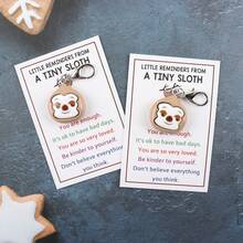 鼓舞人心的正能量树懒礼物，送给女性——小小的提醒，传递情感上的鼓励和支持。这款可爱的小树懒钥匙扣礼物，适合送给家人、朋友、同事、学生，作为毕业、婚礼、生日、母亲节、父亲节等场合的礼物。 - 彩色 - 查看 3