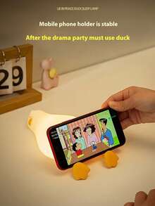 1个新款硅胶卧鸭台灯，畅销产品。这款可爱的鸭子夜灯是绝佳的床头伴侣。USB充电底座。柔和的灯光不会让眼睛感到疲劳。适合作为礼物送给家人和朋友，也可以用作减压工具。 - 彩色 - 查看 4