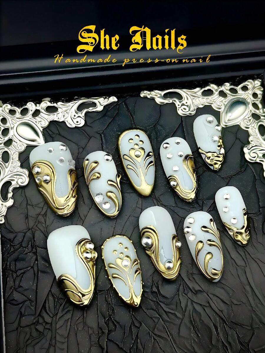 10片装 DIY 可爱巴洛克 Y2K 朋克哥特铬金属西式法式杏仁形亚克力按压式美甲贴片，金色美甲，手绘金色波浪，银色珠子，3D钻石，适合酷女孩或男孩，女士或男士，用于派对、日常或婚礼美甲装饰，附赠凝胶贴纸、指甲锉和美甲配件。 - 金色 - 查看 1