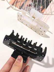 1pc Elegant Black & White Polka Dot Hair Clip, Non-Slip , Made Of Acrylic Material. Valentine's Day Accessory, Suitable For Long And Thick Hair Women. Suitable For Daily Wear, Beach, Wedding, Party And Other Occasions. Fashionable And Minimalist Design Also Suitable For Office, School, Date And Other Occasions Women Hair Accessories Elegant Hair Claws Fashion Claw Clip Fashion Hair Clutch - Multicolor - View 5