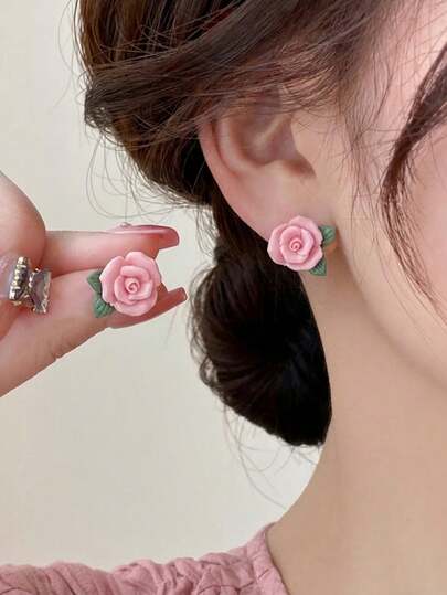 一对时尚、优雅、可爱的粉色树脂玫瑰耳钉，适合女性日常佩戴、节日和约会等场合。