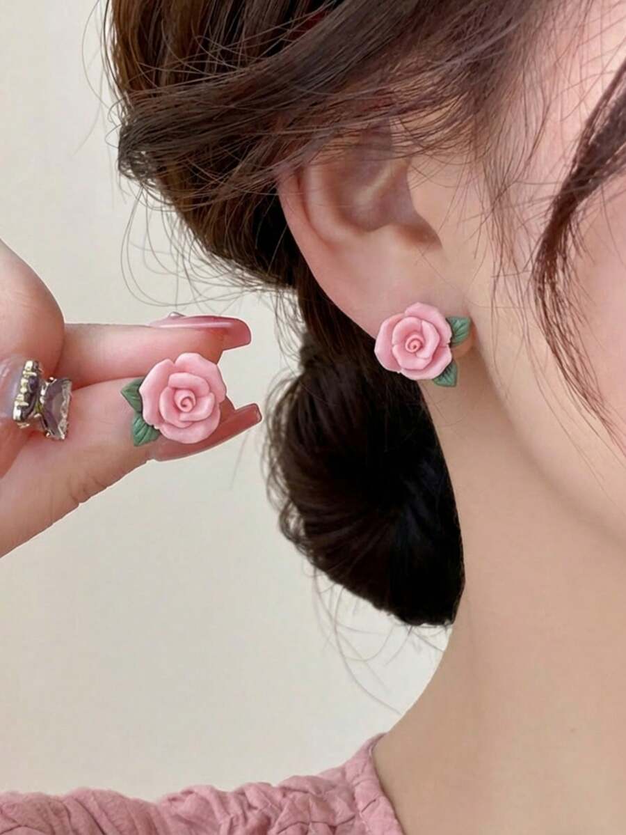 一对时尚、优雅、可爱的粉色树脂玫瑰耳钉，适合女性日常佩戴、节日和约会等场合。 - 玫瑰花 - 查看 1