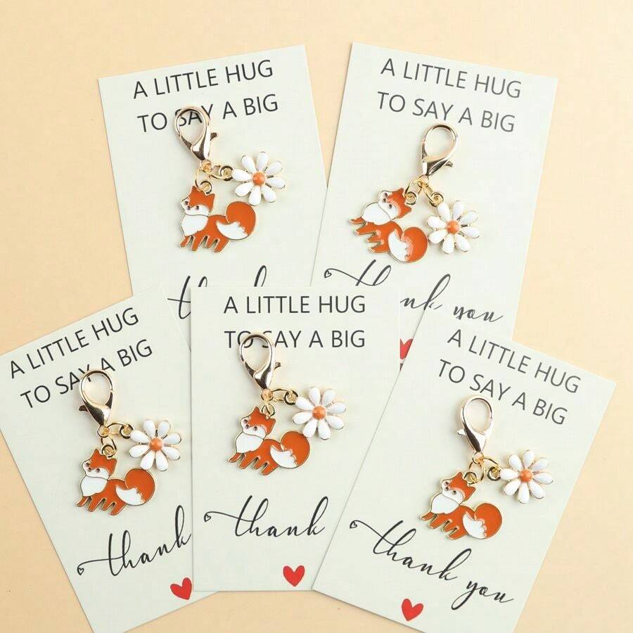 1/2/5个可爱狐狸钥匙扣，饰以迷人的雏菊，动物与花卉的完美结合，附赠感谢卡，是表达感激之情的理想礼物，也可作为包包挂饰，非常适合周年纪念日、生日、派对等场合。