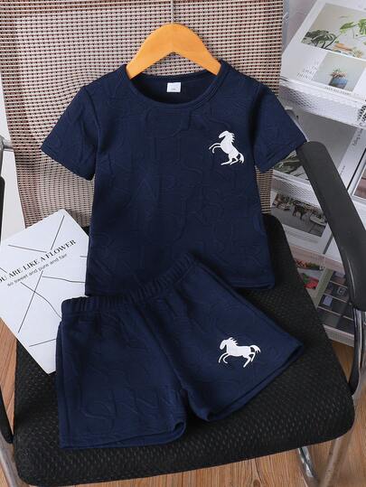Set de 2 piezas de camiseta de cuello redondo con estampado de letras y pantalones cortos para niños pequeños, informal para vacaciones de verano y escuela, 4-7 años