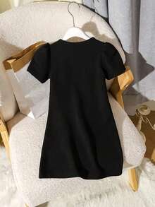 适合少女的独特 A 字型黑色连衣裙，带有优雅的 3D 蝴蝶结细节、泡泡袖和前下摆 - 涤纶，膝盖长度，青少年派对连衣裙，春夏