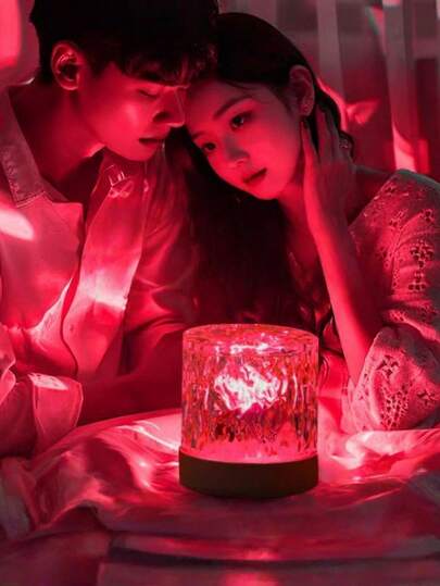 1个LED水波水晶投影氛围灯 - USB供电，触摸/遥控，16种颜色，动态灯光效果，火焰效果，是卧室、宿舍、派对、圣诞节、万圣节装饰的理想礼物