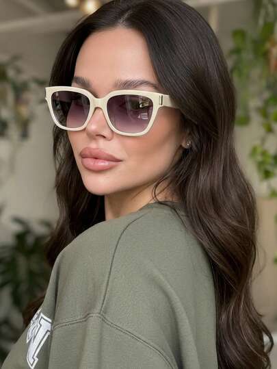 一副女士米色方形PC框时尚眼镜，简约纯色，适合度假和街头风格