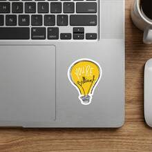 3英寸“你真棒”趣味贴纸。鼓励文字乙烯基幽默贴纸。适用于员工、经理和同事 | 完美的隔间装饰、工作搞笑礼物或激励提醒 | 防水耐用乙烯基材质，可用于笔记本电脑、水瓶、手机、行李箱、车窗等。您也可以将其粘贴在任何您想要的地方！ - 彩色 - 查看 7